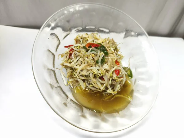 Taze ve baharatlı kızarmış fasulye filizleri. Lezzetli bir meze. Aile için evde yapması kolay. Mutfak teması, yemek fotoğrafçılığı ya da kültürel gastronomi için mükemmel. Kapat..