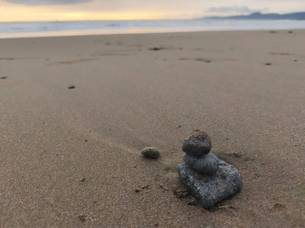 Temiz, güzel kumsalda taş yığınları. Piramitler için doğal sinematografi - denge kavramı.