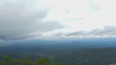 Güzel doğal manzara, tepeler, dağlar, hareket eden sisli bulutlu gökyüzü. İnanılmaz turistik etkinlikler için sinematografi konseptleri. Harika Endonezya.