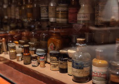 Müzede eski bir eczane eğlencesi