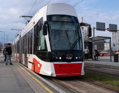 Tallinn, Estonya: Nisan 29, 2024: Tallinn, Estonya 'da kızıl tramvay