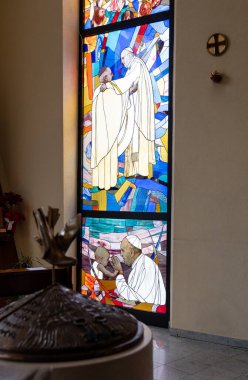 Tiran 'daki (Arnavutluk) katolik katedralinin renkli penceresinde Francisco Pope resmi