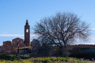 Belchite şehrindeki kilisenin harabelerinin manzarası.
