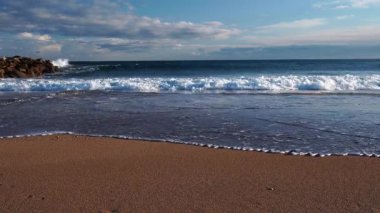 Sabahları sahilde dalgalar