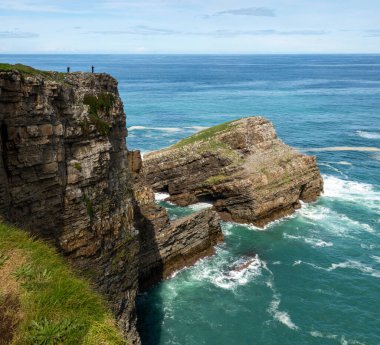 İspanya 'nın Cantabrian Denizi' nin turkuaz sularına bakan devasa kireçtaşı kayalıkları ve deniz mağaraları