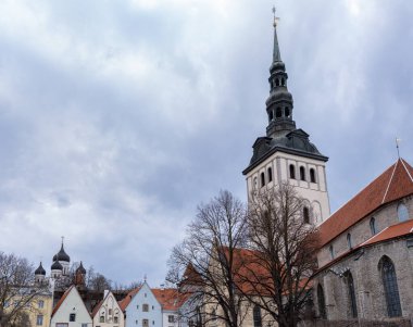 Aziz Niklas Kilisesi 'nin panoramik manzarası ve Tallinn' in Eski Şehir 'inin ortaçağ çatıları bulutlu bir gökyüzü altında, Estonya