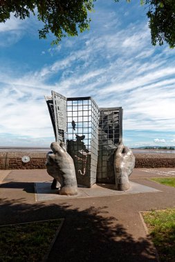 Minehead, Somerset, İngiltere - 28 Mayıs 2025: Minehead, Somerset, İngiltere 'deki Güney Batı Sahil Yolu Başlangıç ve Bitiş Heykeli, Quay St. Heykel, bir çift elin harita tutmasından oluşuyor.