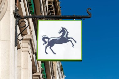 Hereford, Herefordshire, İngiltere - 25 Ekim 2025: Yüksek Şehir, Hereford, Herfordshire, İngiltere, Birleşik Krallık 'ta Bir Lloyds Bankası İşareti