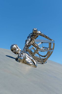 Poole, Dorset, İngiltere - 30 Nisan 2025: Sam Hollands RNLI Anıt Heykeli, Poole RNLI Koleji 'nde bir kişiyi botta kurtarırken resmediyor.                                                                  