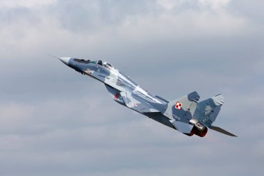 RAF Fairford, Gloucestershire, İngiltere - 20 Temmuz 2013: Polonya Hava Kuvvetleri Mikoyan-Gurevich MiG-29 Fulcrum-A, Red 111, RAF Fairford 2013 Uluslararası Havacılık Tattoo 'da yeniden ısıtma tırmanışı