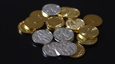 Siyah arka planda Bitcoin, Ethereum ve Litecoin 'i temsil eden metalik altın ve gümüş paralarla kripto para birimi. Kripto yatırımları, dijital zenginlik, engelleme eğilimleri ve ekonomik bozulma