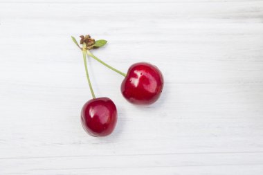  Beyaz ahşap zemin üzerinde tatlı kırmızı kiraz