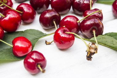  Beyaz ahşap zemin üzerinde tatlı kırmızı kiraz