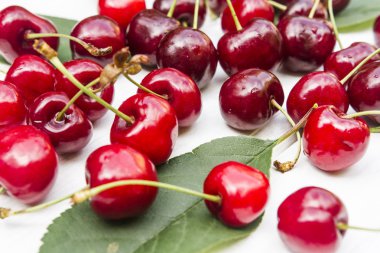  Beyaz ahşap zemin üzerinde tatlı kırmızı kiraz