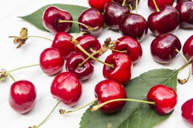  Beyaz ahşap zemin üzerinde tatlı kırmızı kiraz