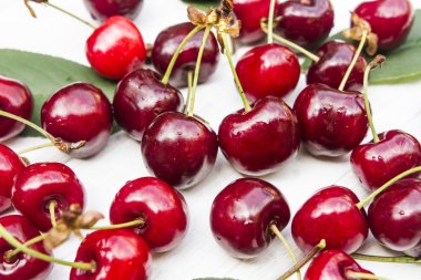  Beyaz ahşap zemin üzerinde tatlı kırmızı kiraz