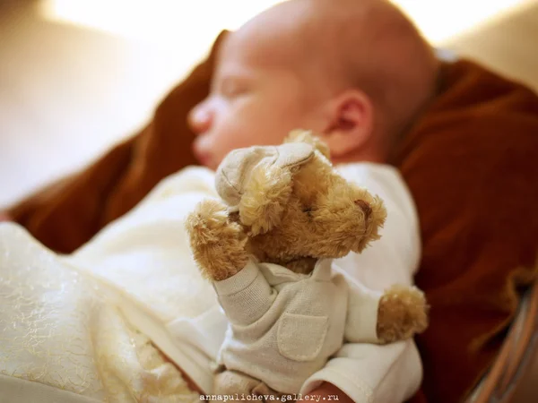 Oyuncak ayı ve bebek — Stok fotoğraf
