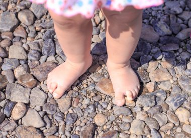  çocuğun ayak taşlar