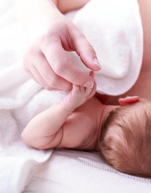 Yeni doğan bir bebeğin küçük el