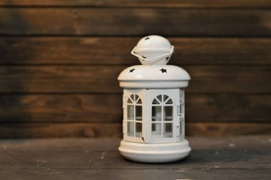 Karanlık bir arka planda fener