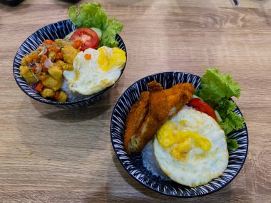 Sebzeli yumurta ve sos.