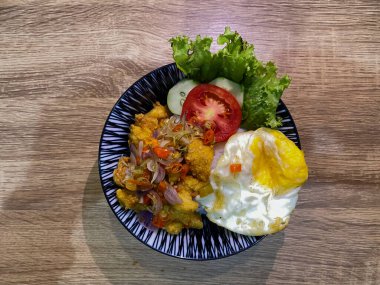 Pirinç ve sebzeli sahanda yumurta