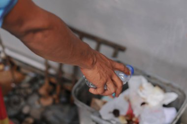 Çöp kutusundan kirli el temizliği.