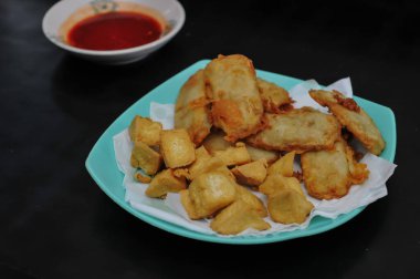 Kızarmış soslu kızarmış tofu.