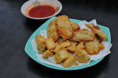 Tabakta kızarmış balık ve kızarmış balık.