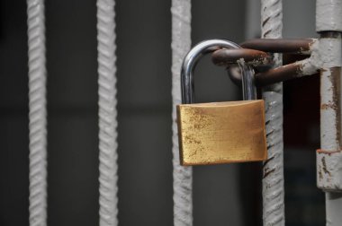 Metal zincirin kilidi.