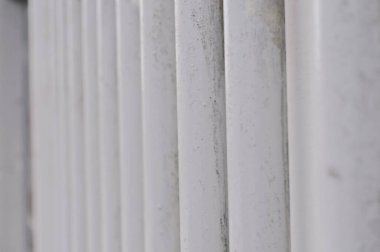 Penceresi olan beyaz bir duvarın ayrıntıları