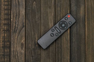 Tahta arkaplanda uzaktan kontrol