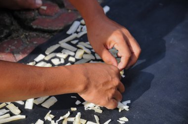 Tatlı patates krakerleri kurutan eller