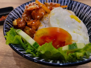 Japon yemeği, kızarmış yumurta ve sebze.