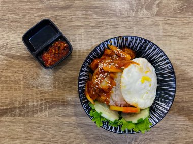 Sebze ve soslu kızarmış tavuk.