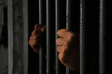 Hücredeki adamın eli.