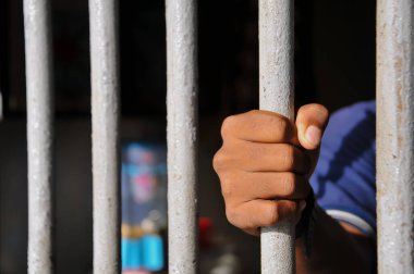 Hapishane hücresinde tutuklu