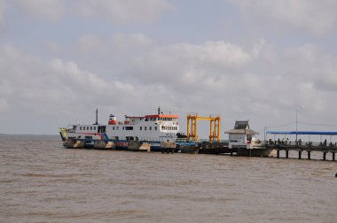 Eski gemi rıhtıma demir atmış..