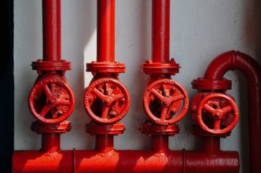 Kırmızı ve siyah yangın musluğu