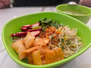 Soya filizli Wonton eriştesi, masada yeşil kraker.