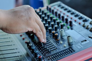 Bir mikserde müzik konsolunu karıştırırken