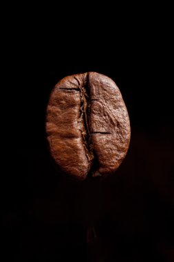 siyah bir zemin üzerine koyu espresso bir kahve çekirdeği