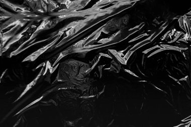 Siyah arkaplanda şeffaf plastik ambalaj