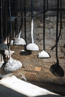 Kiel 'deki Howaldtsche Metalgieerei Endüstri Müzesi' nde taş duvara asılı metali karıştırmak için kullanılan aletler.