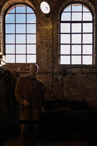 Kiel 'deki Howaldtsche Metalgieerei Endüstri Müzesi' nde çelik işçi üniformalı bir manken.