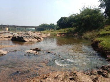 Yaz boyunca Finlandiya Takımadası 'nda alacakaranlıkta güzel kayalık sahil şeridi..