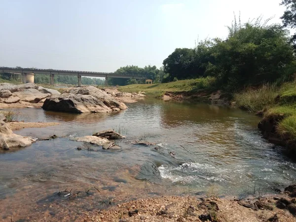 Gün batımından önceki akşam gölün kızıl kıyısı..