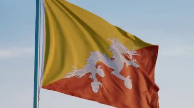 Bhutan Thimphu Ulusal Bayrak Sinematik Gerçekçi Dalgalanan Dolly Dusk Sky