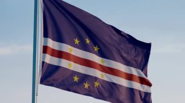 Cape Verde Praia Ulusal Bayrağı Sinematik Gerçekçi Dalgalanan Dolly Mavi Gök