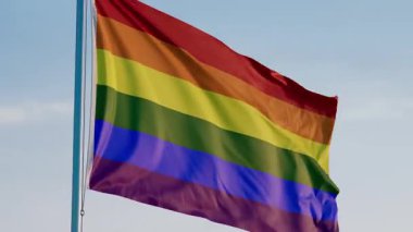 Neşeli Gökkuşağı Bayrağı Sinematik Gerçekçi Dalgalanan Dolly Mavi Gök